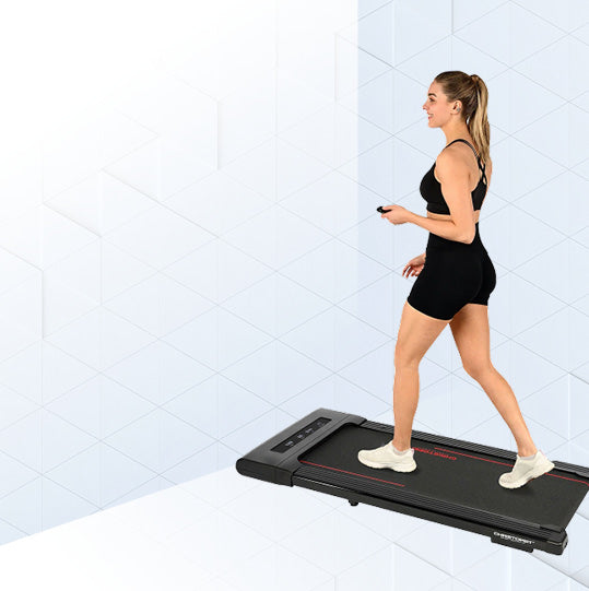 Sportliche Frau trainiert auf einem Laufband.