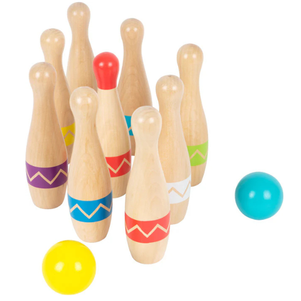 Neun Bowlingkegel aus Holz mit farbigen Bändern und zwei Kugeln, einer gelben und einer blauen, auf weißem Grund. Dieses Kegel-Set ist aus FSC-zertifiziertem Holz gefertigt und ermöglicht nachhaltiges, aktives Spielen.