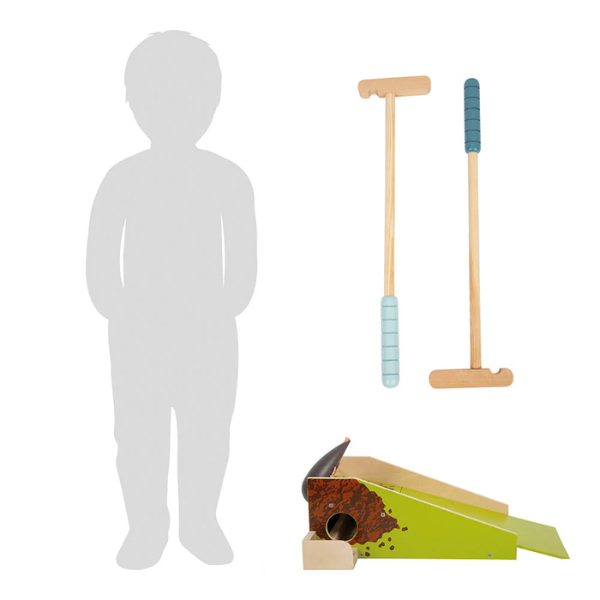 Kinder Minigolf-Set aus Holz mit zwei Mallets, einer Rampe und einer Silhouette mit Höhenmessung – perfekt für kleinen Spielspaß im Garten!.