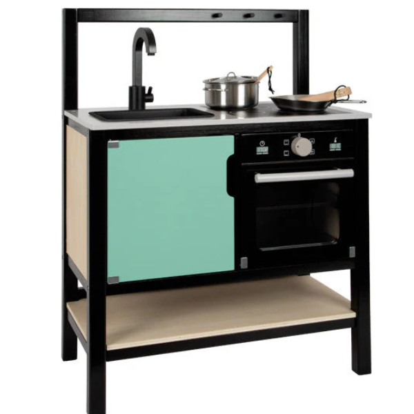 Spielküche mit Spüle, Herd, Ofen, grünem Schrank und Metalltopf und -pfanne auf der Theke – perfekt für kleine Kinderköche. Die robuste Holzbauweise sorgt für dauerhaften Spielspaß.