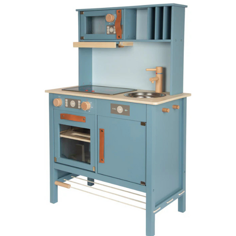 Charmante Spielküche in Rauchblau und Holz mit Herd, Backofen, Spüle, Regalen und Haken – perfekt als stilvolles Designobjekt für fantasievolle Rollenspiele.