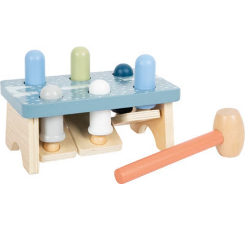 Bunte Holzspielzeug-Klopfbank mit Stiften und Hammer, ideal als Motorikspielzeug zur Entwicklung der Feinmotorik auf weißem Hintergrund.