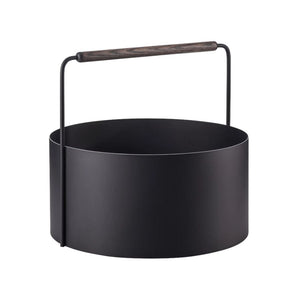 Schwarzer zylindrischer Metallbehälter mit dünnem Henkel und dunklem Holzgriff, perfekt als Feuerholzkorb der ASHI-Kaminserie, isoliert auf weißem Hintergrund.