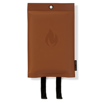 Braune feuerfeste Aufbewahrungstasche mit Flammensymbol und zwei schwarzen Riemen an der Unterseite, ideal für Brandschutz und schnellen Zugriff auf eine Löschdecke während der Feuerbekämpfung.