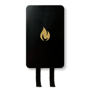Ein schwarzes Löschdeckengerät mit einem goldenen Flammensymbol und zwei schwarzen Stoffbändern, die an der Unterseite hängen, ideal für schnellen Brandschutz im Notfall.
