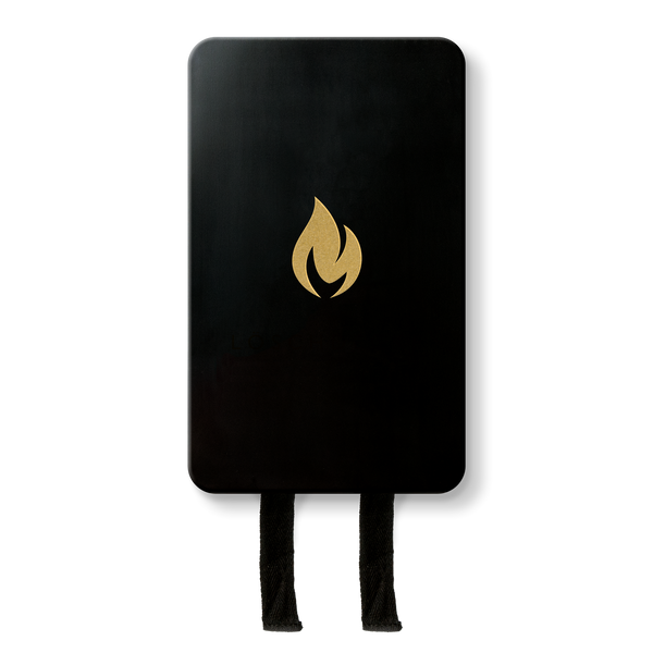 Ein schwarzes Löschdeckengerät mit einem goldenen Flammensymbol und zwei schwarzen Stoffbändern, die an der Unterseite hängen, ideal für schnellen Brandschutz im Notfall.