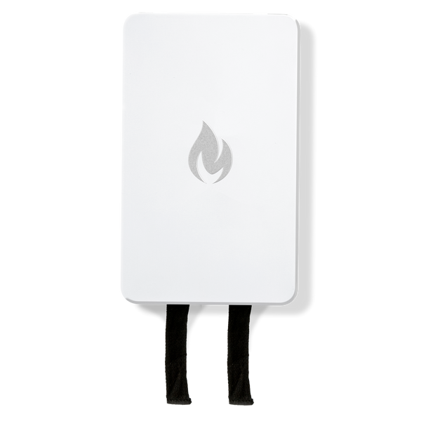 Diese Löschdecke ist ein weißes rechteckiges Gerät mit einem Flammensymbol und zwei schwarzen Stoffbändern, die von der Unterseite herabhängen. Sie ist ein unverzichtbarer Brandschutzartikel für eine schnelle Brandbekämpfung.