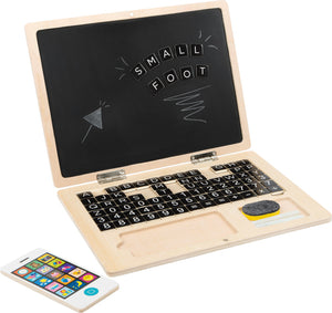 Holz-Laptop mit Tafel-Display und der Aufschrift SMALL FOOT, ideal als Lernspiel. Inklusive Holz-Smartphone.