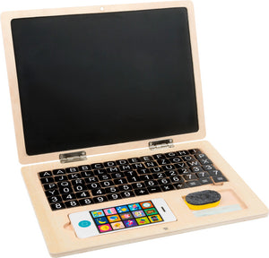 Holz-Laptop-Lernspiel mit einer Kreidetafel, einem Magnettafel-Bildschirm, Alphabet-Tasten, einem Kreidetelefon und einem Radiergummi.