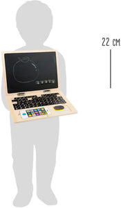 Kindersilhouette hält ein Holz-Laptop-Lernspiel mit Magnettafel-Bildschirm, Spielzeugtelefon und beschrifteter Tastatur; 22 cm groß.