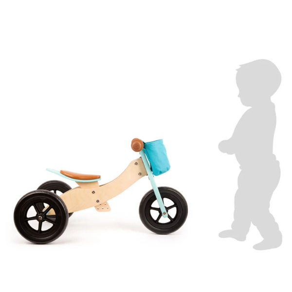 Lauflern-Trike aus Holz mit einer blauen Tasche neben der Silhouette eines  Kindes.