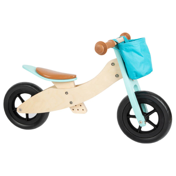 Ein Lauflern-Trike aus Holz mit schwarzen Rädern, braunem Sitz und Lenker sowie einer blauen Vordertasche, das die motorischen Fähigkeiten Ihres Kindes unterstützt.