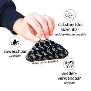 Eine Hand hält ein schwarzes Siliyv-Gelpad; Symbole zeigen, dass es waschbar, rückstandsfrei entfernbar und wiederverwendbar ist – ideal zum Sichern von Porzellan- oder Kristallgläsern bei gleichzeitiger Beibehaltung nachhaltiger Spitzenqualität.