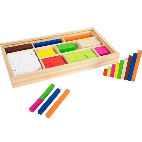 Eine Holzkiste mit bunten Rechenstäbchen, manche in Reihen angeordnet und andere treppenförmig gestapelt, soll das Zahlenverständnis unterstützen.