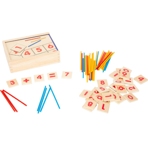 Mathe-Spielset aus Holz für das Mathematiktraining mit nummerierten Spielsteinen und bunten Zählstäben, die ordentlich auf einer weißen Oberfläche angeordnet sind.