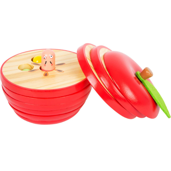 Steckspielapfel aus Holz mit übereinander gestapelten roten Vollholzschichten, einem grünen Filzblatt und einem süßen Raupengesicht, das oben herausschaut.