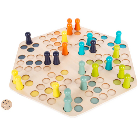 Sechseckiges Holzbrettspiel im XXL-Format mit bunten Stiften und einem Würfel, ähnlich dem Gesellschaftsspielklassiker Chinesisches Damespiel.