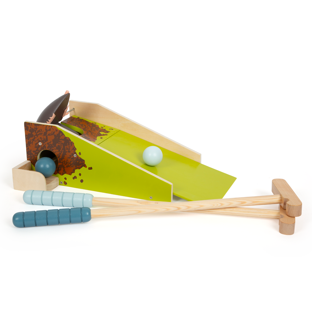 Zwei hölzerne Krocketschläger und zwei Bälle liegen neben einer grün-braunen Minigolf-Rampe aus Holz – perfekt für Kinder, um stundenlangen Spielspaß zu haben.