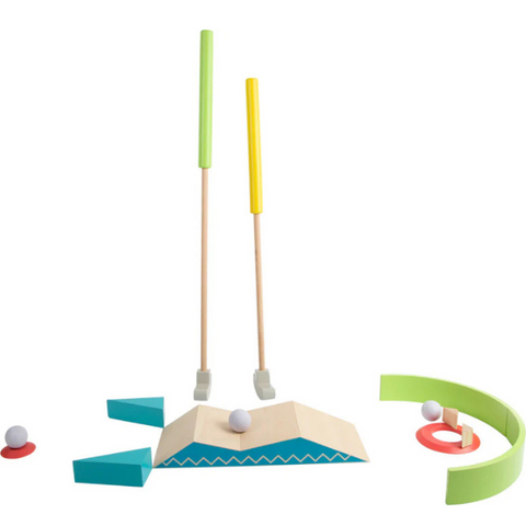 Buntes Minigolf-Set aus FSC® 100%-zertifiziertem Holz mit zwei Schlägern, drei Bällen, Hindernissen und einem gebogenen grünen Loch – ein Indoor- und Outdoor-Spiel für kleine Golffans.