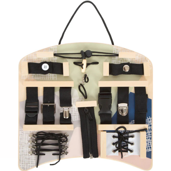 Hölzernes Lernbrett inspiriert von der Montessori-Pädagogik, mit Knöpfen, Schnallen, Druckknöpfen, Bändern, Reißverschlüssen und Schnürsenkeln – perfekt als Motorikspielzeug für kleine Hände.