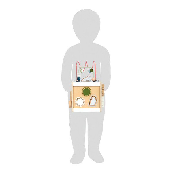 Silhouette eines Kindes, das einen großen Motorikwürfel Motorikspielzeug aus FSC® 100%-zertifiziertem Holz vor seinem Körper hält.