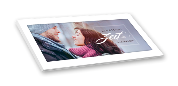 Passpartout, auf dem ein Paar abgebildet ist, das sich anlächelt. Daneben die Aufschrift "Erholsame Zeit für 2 Kurzurlaub". 