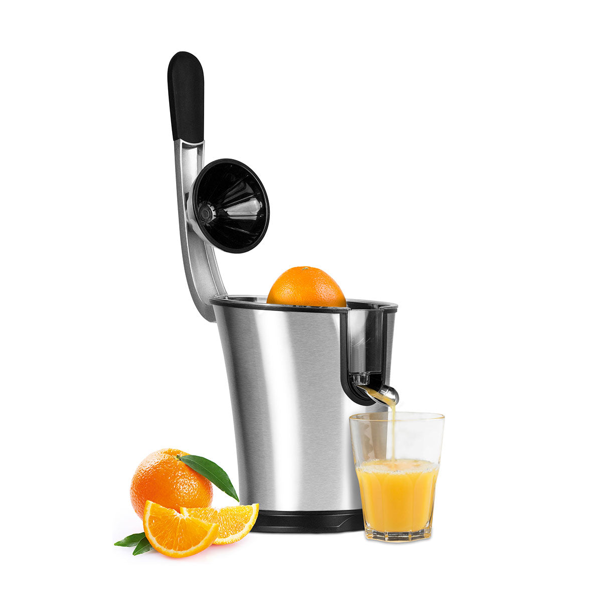 Eine silberne elektrische Saftpresse mit Hebel presst Orangen  neben der ein halbes Glas frischer Orangensaft und geschnittene Orangen liegen.
