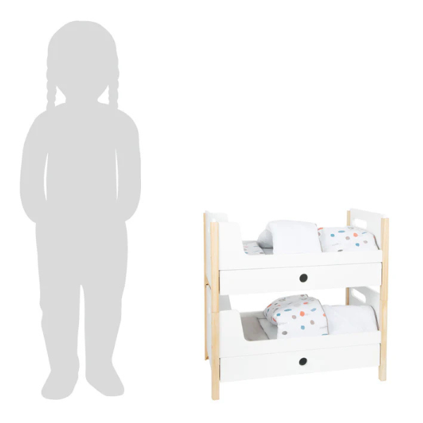 Eine 48 cm große Silhouette steht neben einem kleinen weißen Puppenhochbett mit Bettwäsche und Holzakzenten, perfekt für jedes stilvolle Kinderzimmer.
