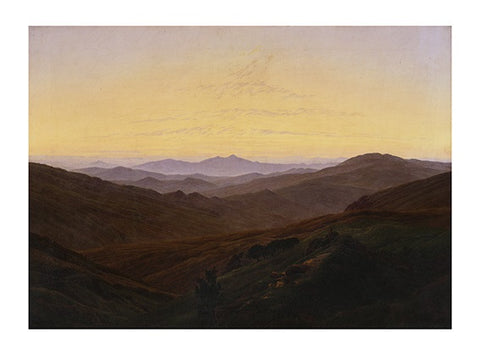 Ein goldener Sonnenuntergangshimmel über sanften dunklen Hügeln und fernen Berggipfeln.