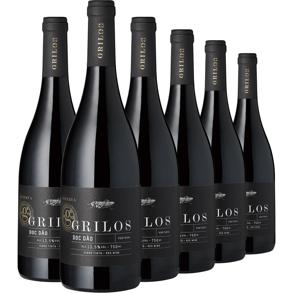 Sechs Flaschen „Grilos“ Dão Reserva mit schwarzen Etiketten und goldenen Akzenten stehen aufgereiht vor weißem Hintergrund – ein Premium-Rotwein (Barrique Rotwein) aus Casal de Tonda.