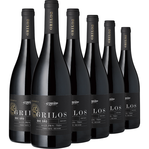 Sechs Flaschen „Grilos“ Dão Reserva mit schwarzen Etiketten und goldenen Akzenten stehen aufgereiht vor weißem Hintergrund – ein Premium-Rotwein (Barrique Rotwein) aus Casal de Tonda.
