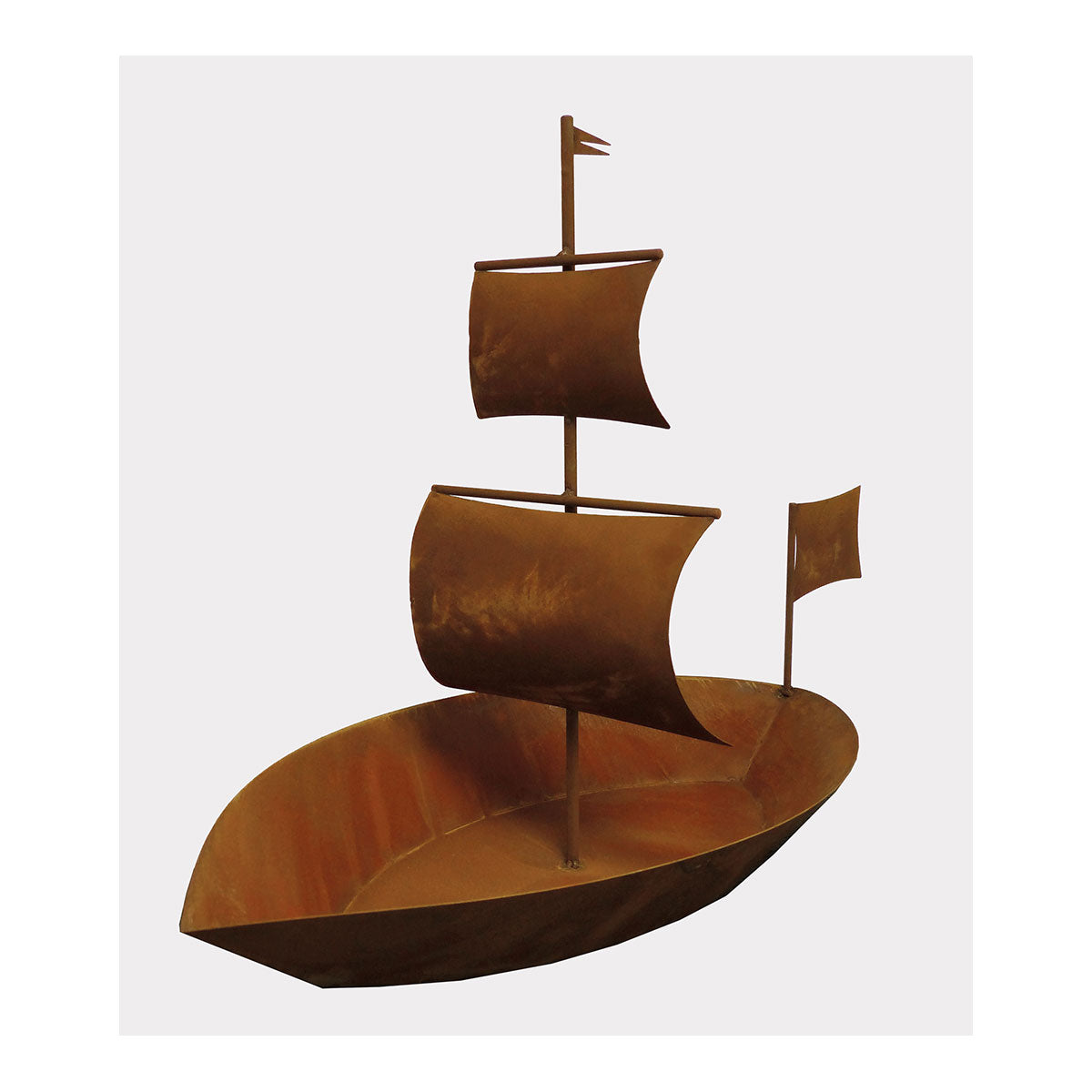 Rustikale Metallskulptur eines Segelbootes mit drei Segeln und einer kleinen Flagge, gefertigt als Metallobjekt in Edelrost-Optik, isoliert auf weißem Hintergrund.