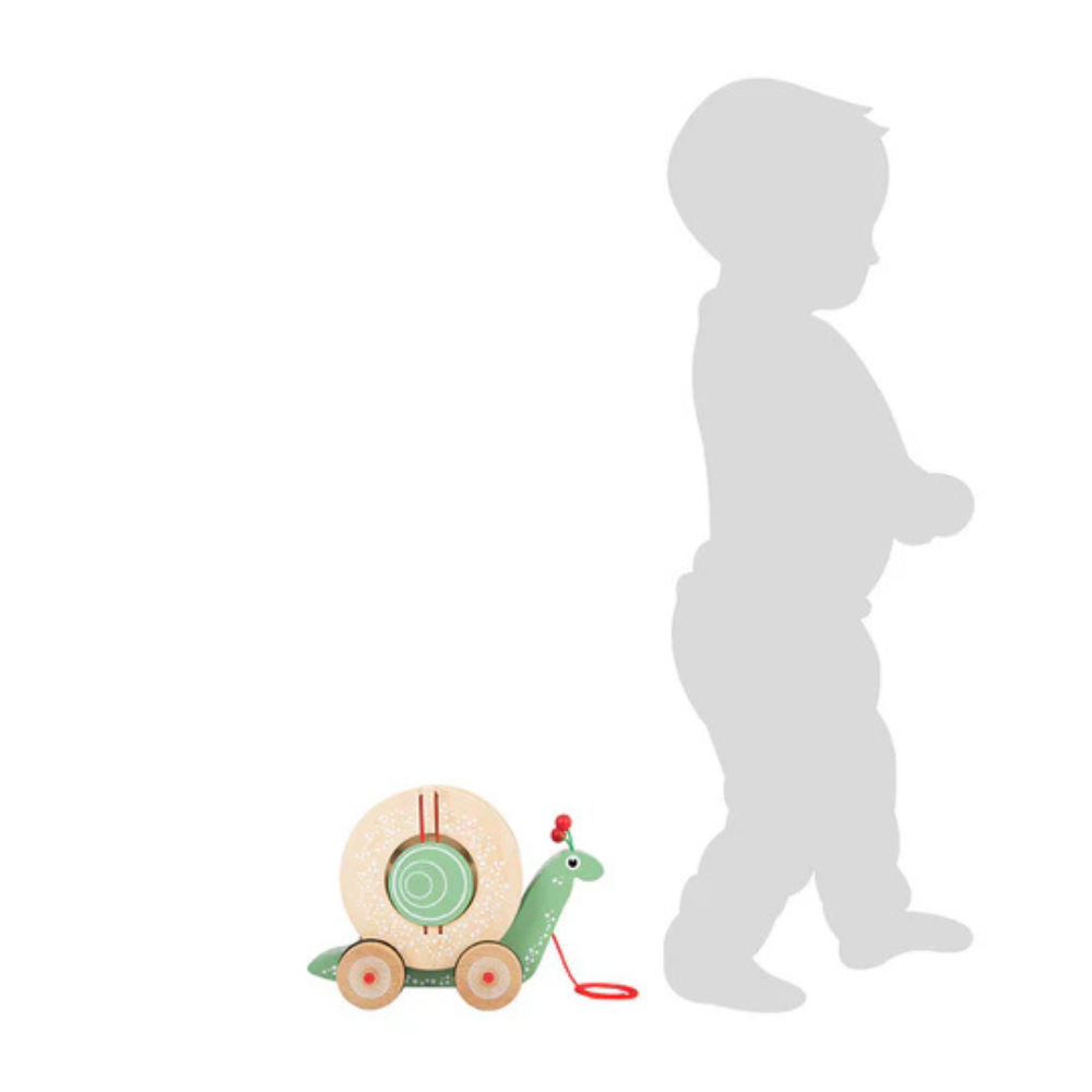 Spielzeugschnecke auf Rädern mit Zugschnur – zum Größenvergleich ist dieses Ziehschnecken-Holzspielzeug neben einer Kindersilhouette abgebildet.