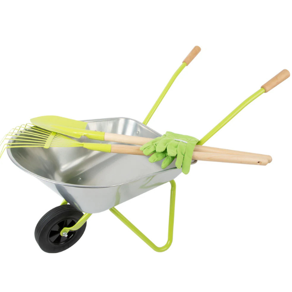 Eine silberne Schubkarre mit grünen Griffen enthält einen Rechen, eine Schaufel und grüne Gartenhandschuhe – ein ideales Gartenwerkzeuge-Set für jeden Gartenliebhaber.