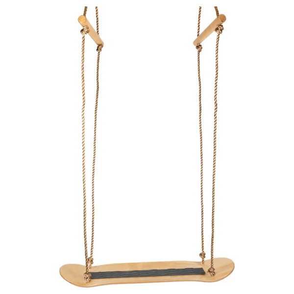 Skateboard-Schaukelsitz aus Holz mit verstellbaren Handgriffen, Seilgriffen, Fußstütze und Anti-Rutsch-Matte, an vier Seilen aufgehängt und isoliert auf weißem Hintergrund.