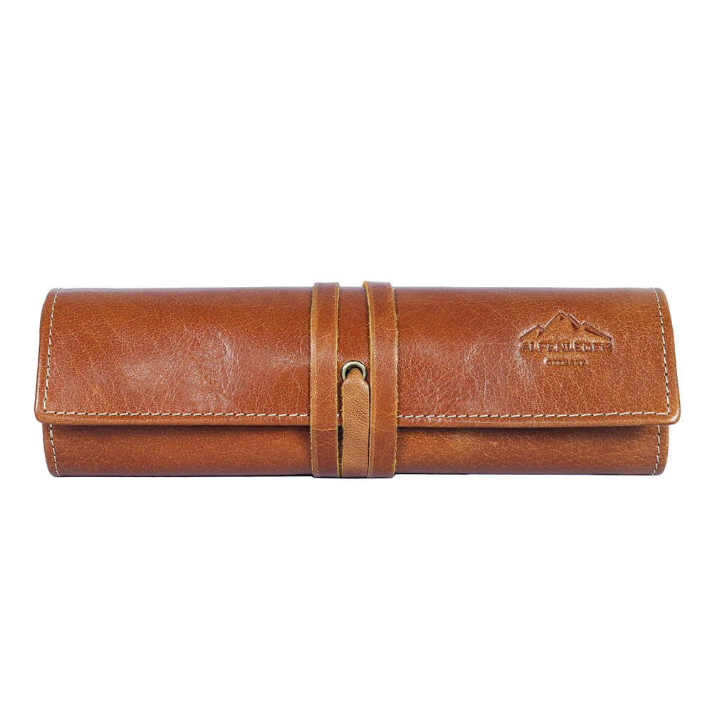Rolltasche aus braunem Leder mit Riemen und geprägtem Berglogo auf der Vorderseite – eine stilvolle Schreibutensilien-Stifterolle GFRETT zum Organisieren Ihrer wichtigsten Dinge.