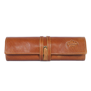 Rolltasche aus braunem Leder mit Riemen und geprägtem Berglogo auf der Vorderseite – eine stilvolle Schreibutensilien-Stifterolle GFRETT zum Organisieren Ihrer wichtigsten Dinge.