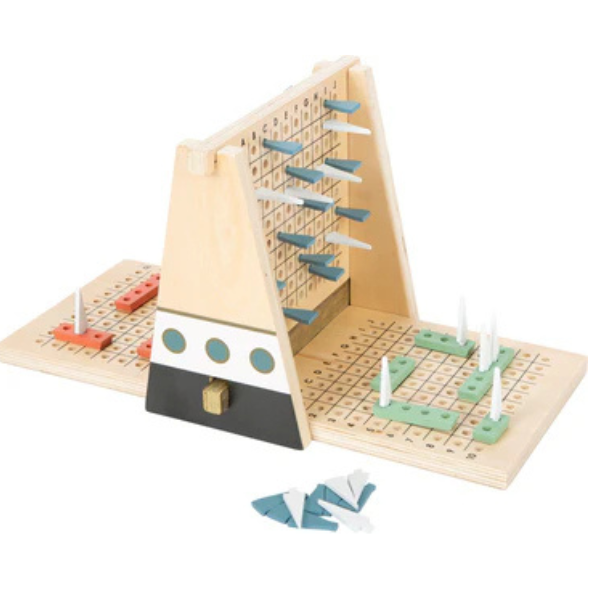 Holz-Schlachtschiff-Spielset (Schiffe versenken) mit Regattaschiffen, Heringen und einem vertikalen Brett in der Mitte – ein klassisches Strategiespiel aus Holz für lustige Duelle.