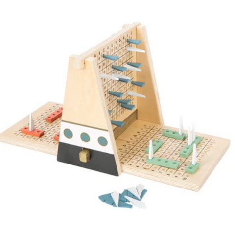 Holz-Schlachtschiff-Spielset (Schiffe versenken) mit Regattaschiffen, Heringen und einem vertikalen Brett in der Mitte – ein klassisches Strategiespiel aus Holz für lustige Duelle.