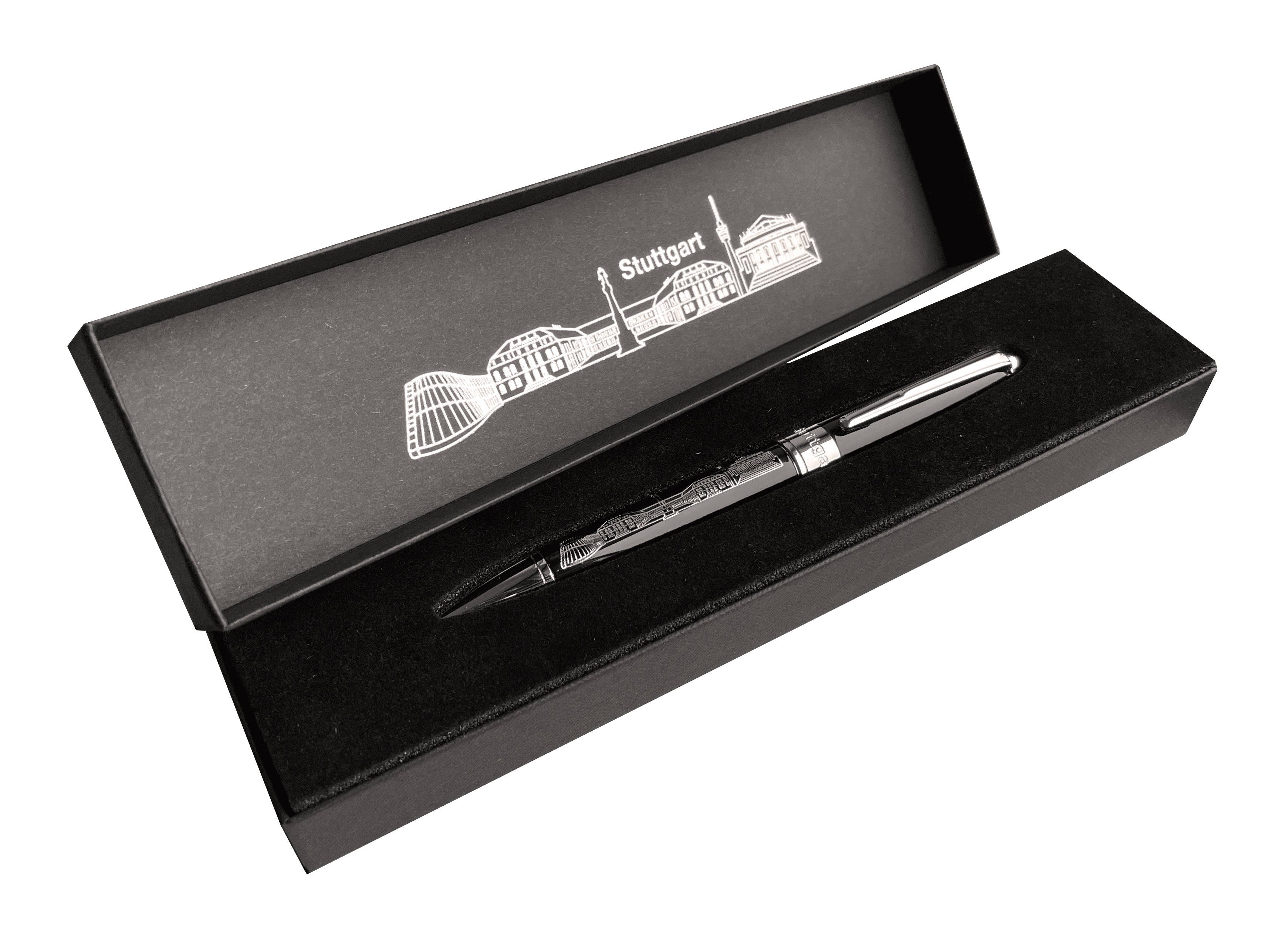 Ein silberner Stuttgart Skyline Kugelschreiber in einer schwarzen Geschenkbox, von exklusiver Qualität und einer weißen 3D-Applikation der Stadtlandschaft auf dem Deckel.