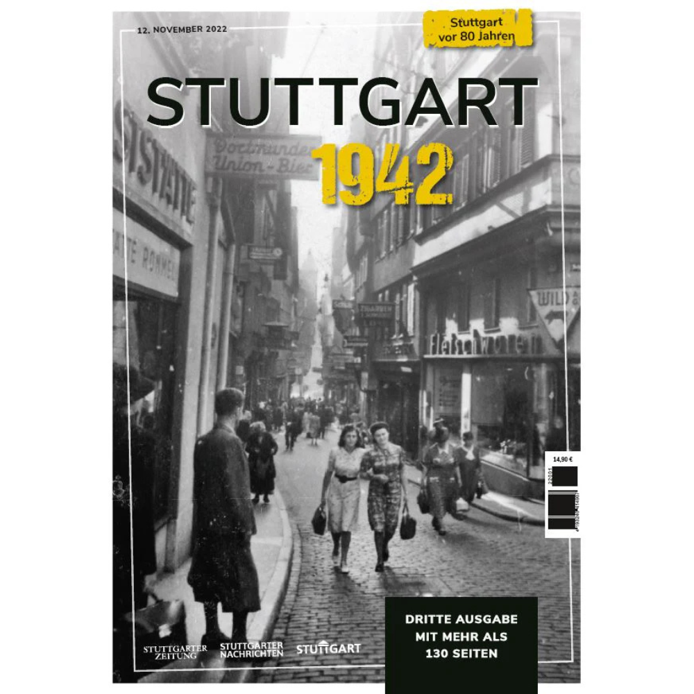 Schwarz-Weiß-Foto einer belebten Stuttgarter Straße aus dem Jahr 1942 mit Textüberlagerung von STUTTGART 1942 und Zeitschriftendetails, die an die klassischen Archive der Stuttgarter Zeitung und der Stuttgarter Nachrichten erinnern.
