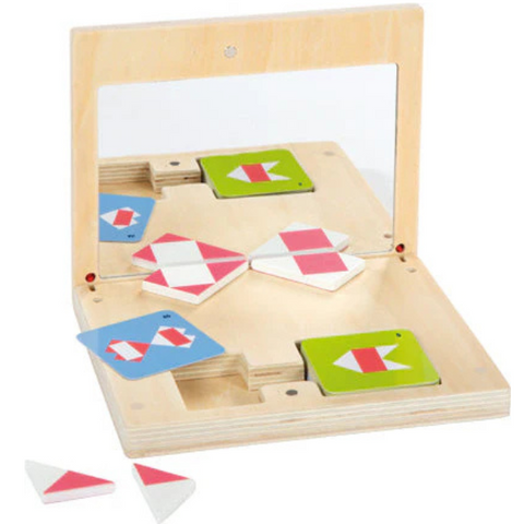 Symmetriespiel aus Holz mit bunten Spielsteinen und einem Spiegel, der geometrische Formen widerspiegelt, und passenden Musterkarten für kreatives Spielen.