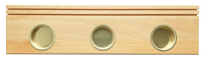 Echtholz-Holzplatte mit drei runden, messing- oder goldfarbenen Einsätzen, die gleichmäßig über die Vorderseite verteilt sind, inspiriert von klassischen Teelichthalter-Designs aus dem Erzgebirge.