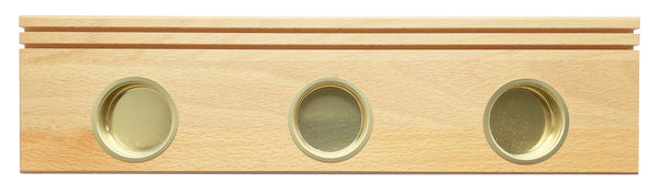 Echtholz-Holzplatte mit drei runden, messing- oder goldfarbenen Einsätzen, die gleichmäßig über die Vorderseite verteilt sind, inspiriert von klassischen Teelichthalter-Designs aus dem Erzgebirge.