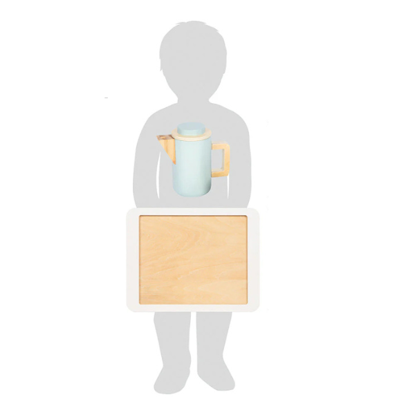 Silhouette eines Kindes,mit einem hochwertig gestalteten Kaffee- und Tee-Spielset – einer großen Teekanne und einem großen quadratischen Tablett – maßstabsgetreu abgebildet. Perfekt für Rollenspiel.