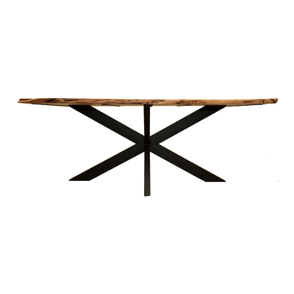 Ein rechteckiger Tisch mit einer Holzplatte auf einem schwarzen  überkreuzten Metallgestell.
