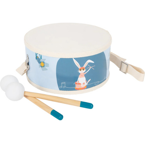 Kindertrommel für Kinder mit Hasenillustration, Riemen und zwei Trommelstöcken aus Holz mit blauen Spitzen – ideal für musikalische Früherziehung und kreatives Spielen.