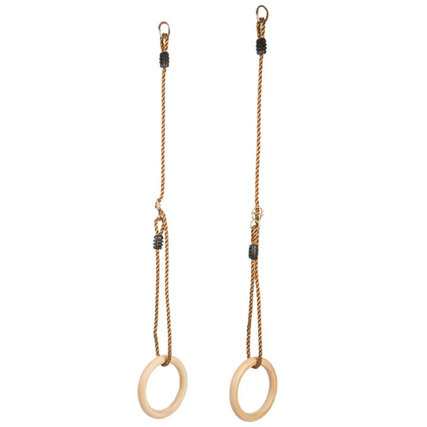 Zwei Turnringe aus Holz hängen an verstellbaren Bändern mit schwarzen Griffen – ideal für Schaukelspaß und vielseitige Workouts.