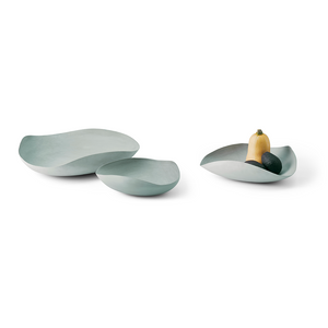 Drei moderne Schalen LEAF-Schalen in matter Optik bestechen durch ihr organisches Design und unregelmäßige Formen; eine Schale in Betonoptik bietet Platz für einen Kürbis und eine Avocado.