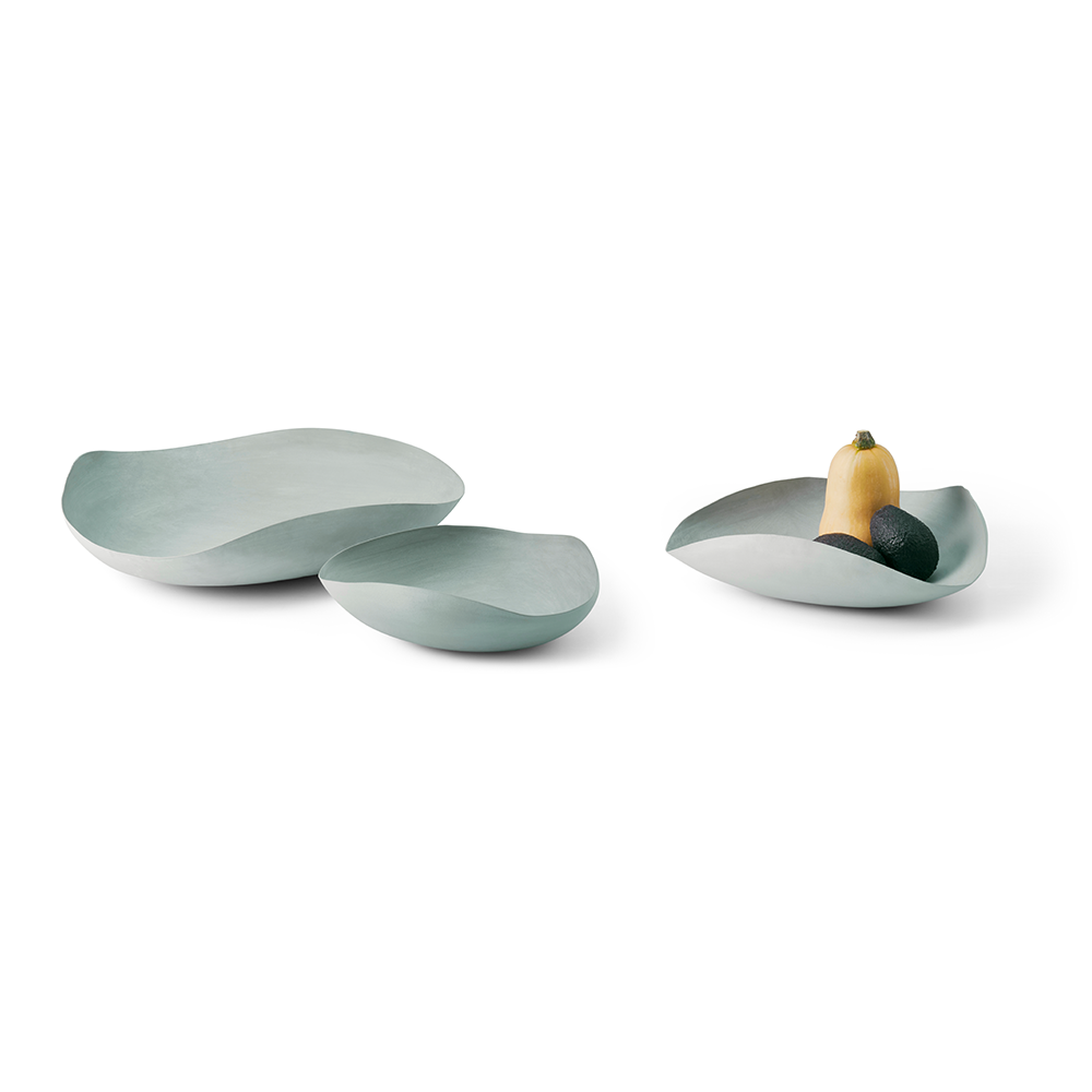 Drei moderne Schalen LEAF-Schalen in matter Optik bestechen durch ihr organisches Design und unregelmäßige Formen; eine Schale in Betonoptik bietet Platz für einen Kürbis und eine Avocado.